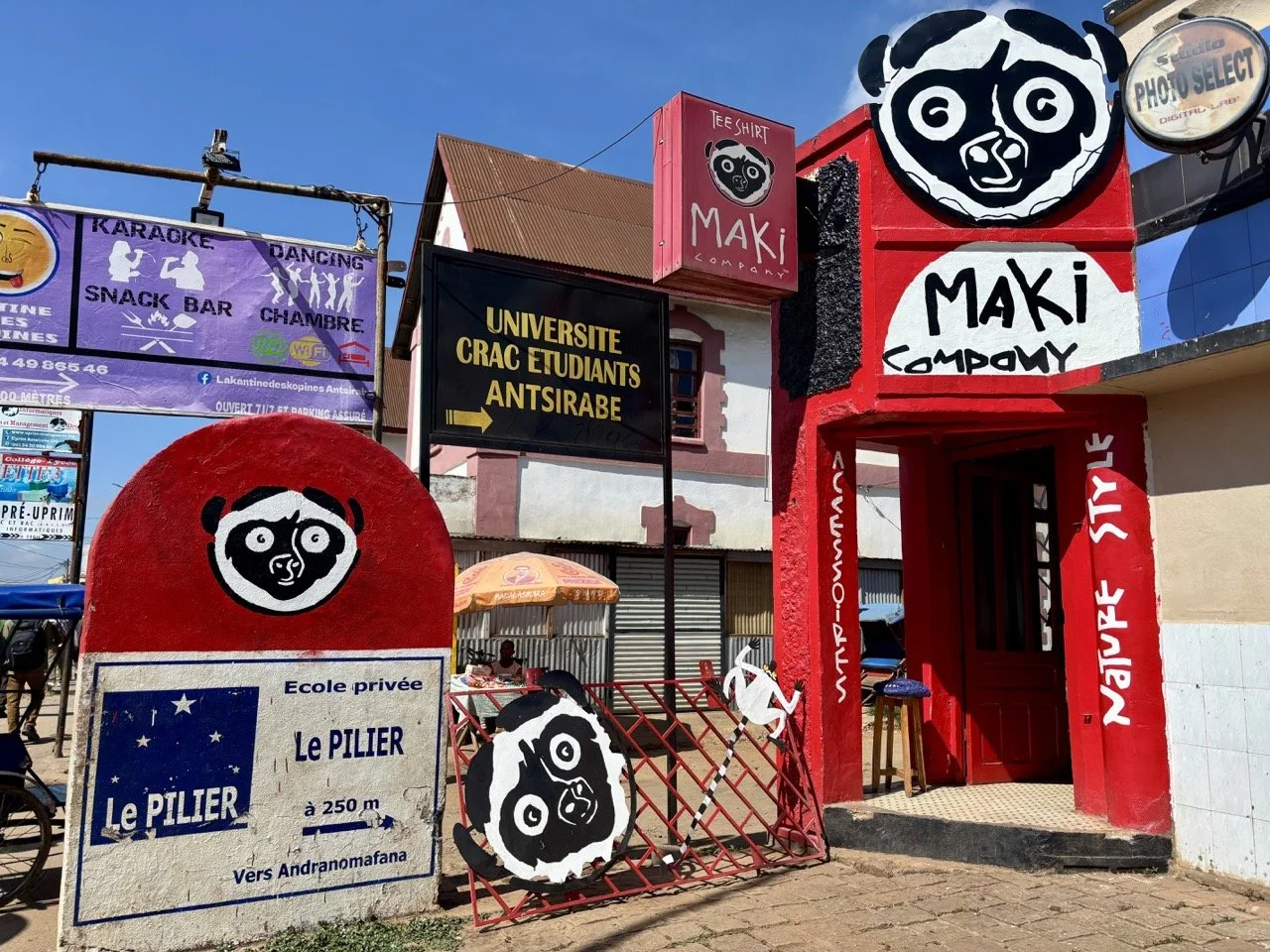 市集賣家的自然抓拍與色彩場景，街頭人文紀實；Candid market vendors and colorful scenes — street‑style documentary in Ranomafana.