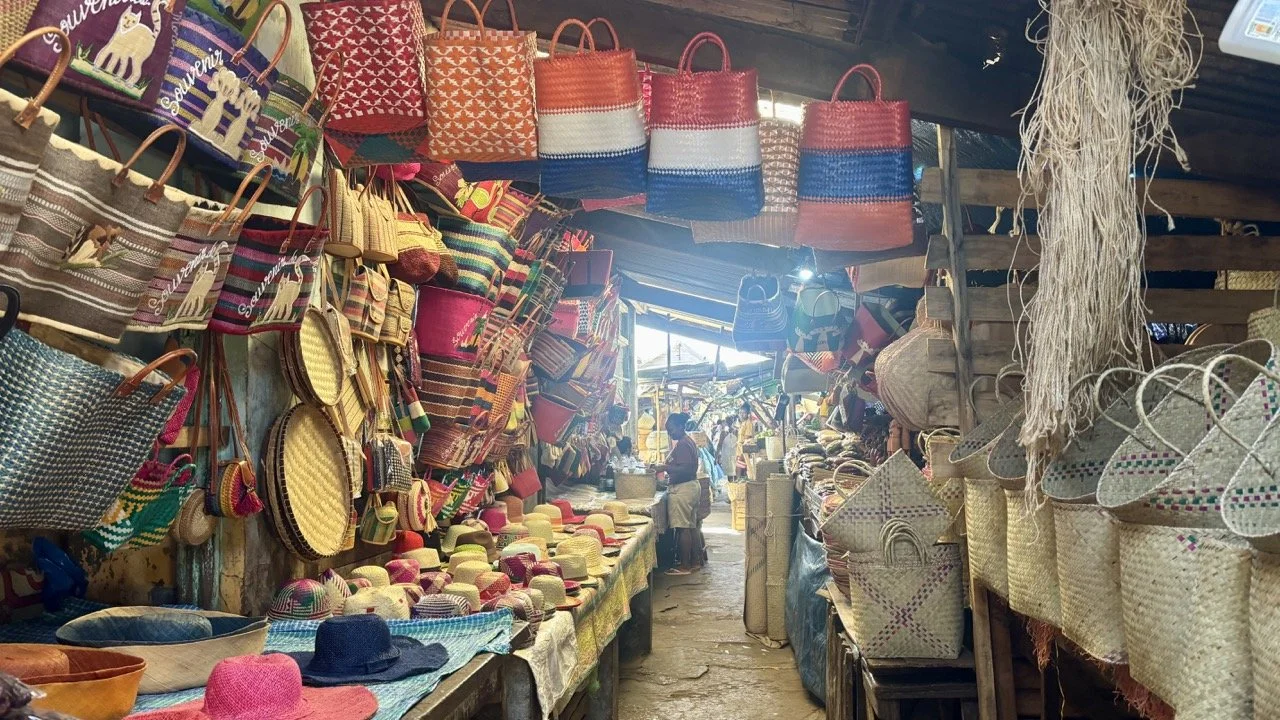 市集手工藝攤位與在地紀念品拍攝，文化與市場生活紀錄；Local crafts market stalls and souvenir photography for cultural documentation.