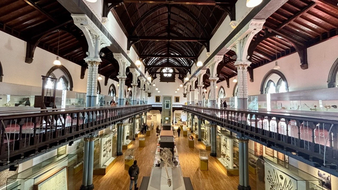 位於格拉斯哥市中心的現代藝術館及其入口景觀，館內展出當代藝術作品，適合納入格拉斯哥一日遊與文化景點行程。