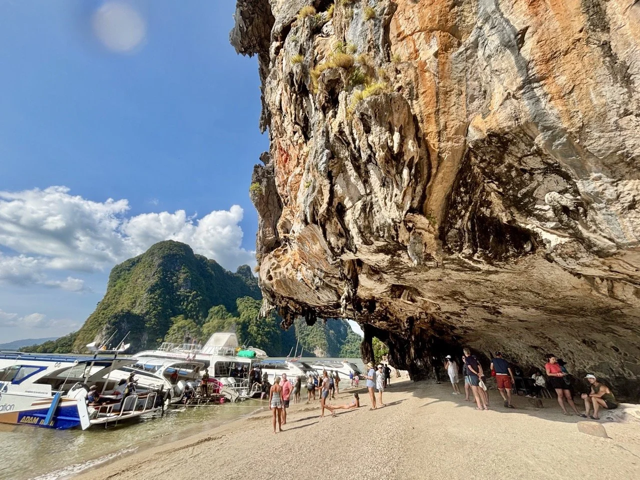 泰國攀牙府塔庫通區 Takua Thung District 的海岸與石灰岩景色，是前往攀牙灣國家公園和沙美南姐觀景台的重要區域。