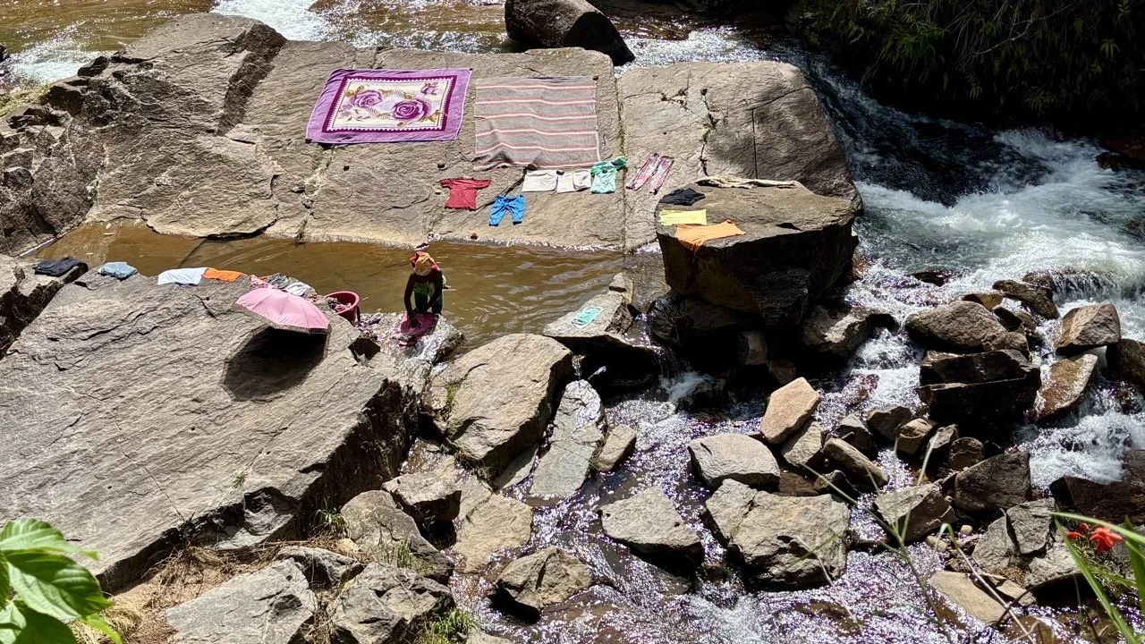 瀑布池倒影與森林前景組合，長曝與廣角並用的景觀策略；Waterfall pool reflection with forest foreground — long exposure and wide‑angle strategy.
