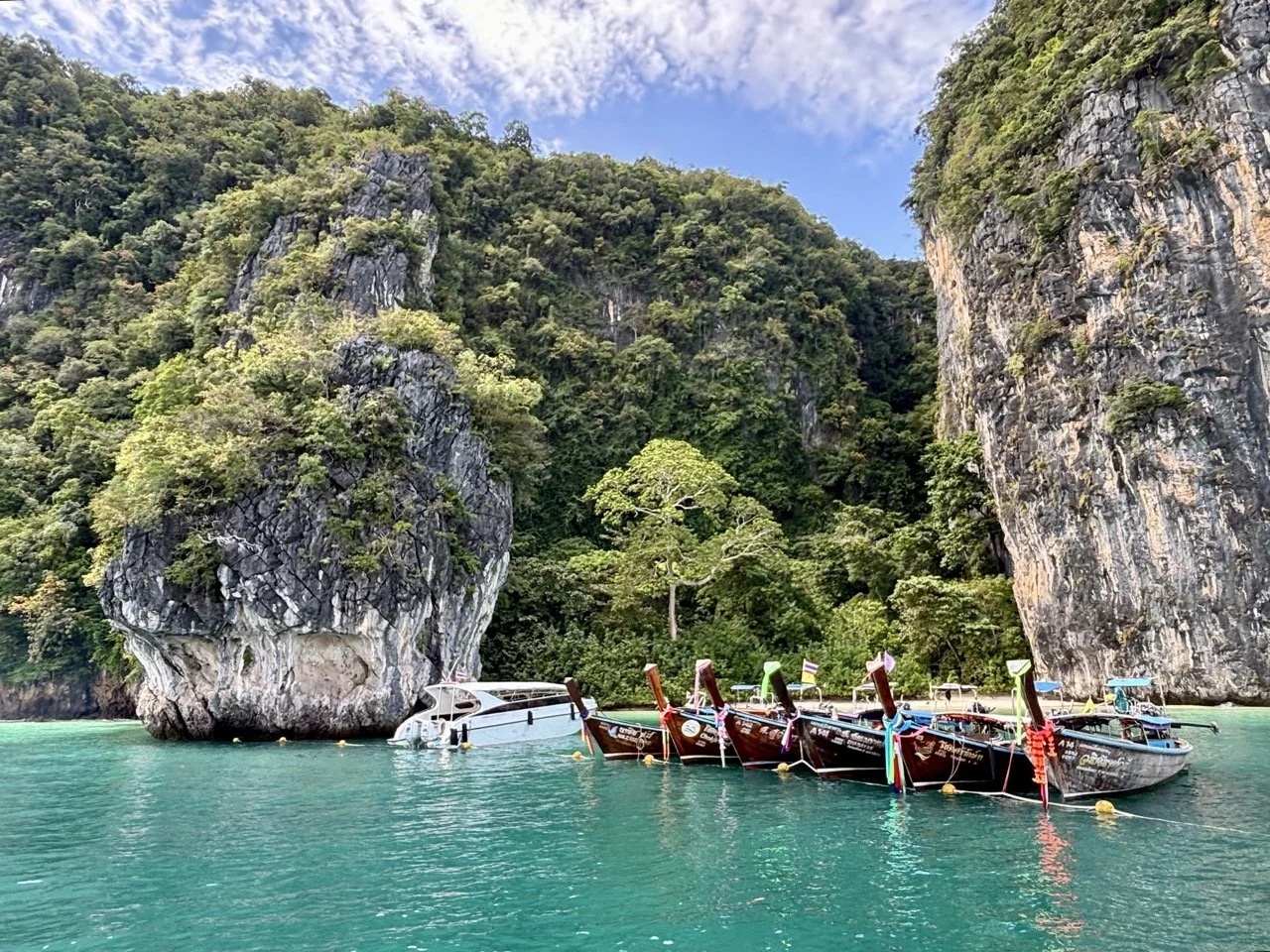 泰國洪島潟湖的天然石灰岩地形經過長期自然作用形成獨特的峭壁與水道，呈現喀比海岸的地質特色，是探索 Hong Lagoon 自然景觀、泰國喀比地形與洪島生態旅遊 的重要視覺主題。 Natural limestone formations shape the dramatic cliffs and waterways of Hong Lagoon in Krabi, Thailand.  複製檔名與 ALT Text