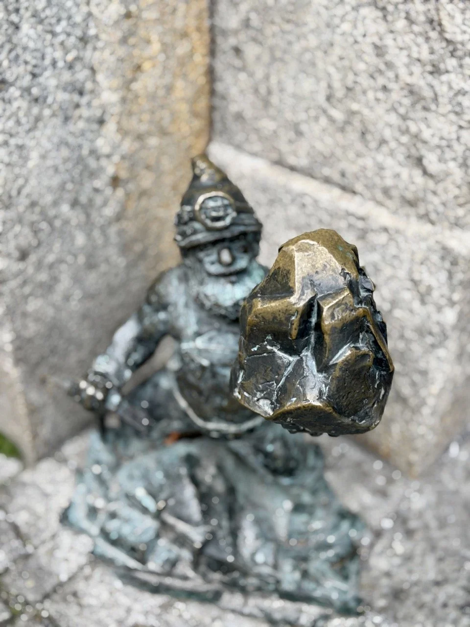 旅人在弗羅茨瓦夫街頭尋找隱藏的小矮人雕像，呈現 Wrocław dwarf hunting 的趣味旅遊體驗。