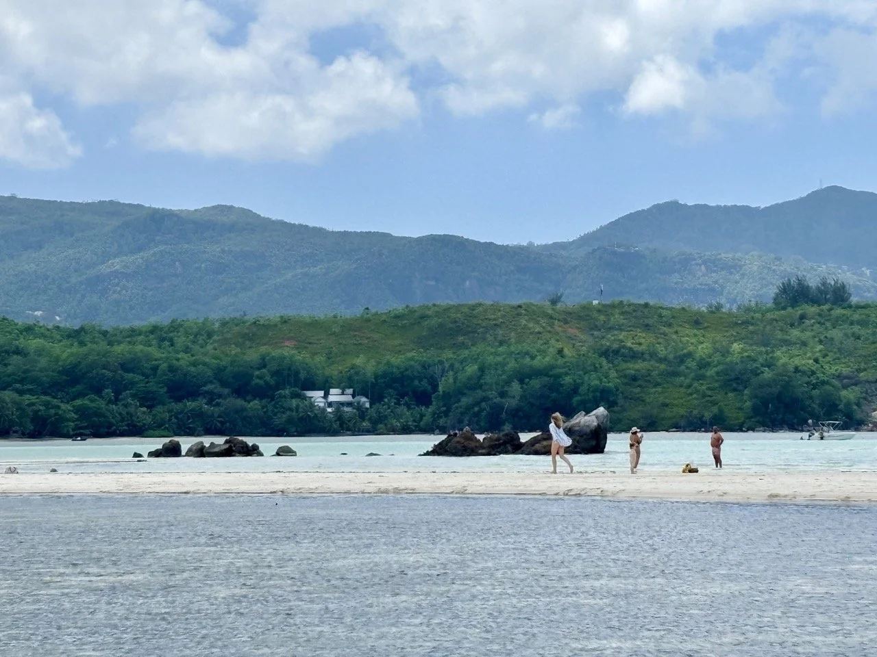 Moyenne Island 海岸景觀與熱帶植被，這座塞席爾離島是馬埃島一日遊常見的自然生態探索景點。