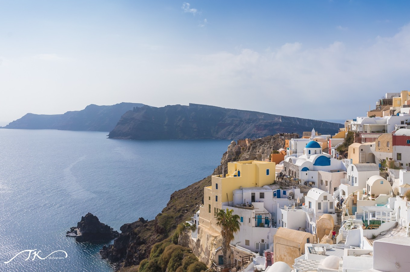 Karma Greek Restaurant 提供舒適而浪漫的 Oia 晚餐體驗，適合情侶及旅客在 Santorini 旅途中享用傳統希臘料理。