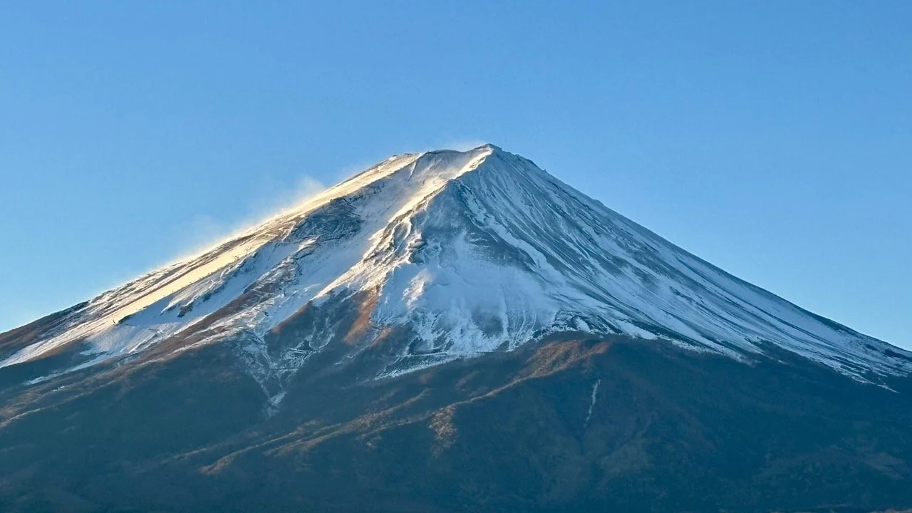 產屋崎眺望河口湖大橋與富士山的景色，橋樑線條、湖面與山景適合進行風景攝影構圖。