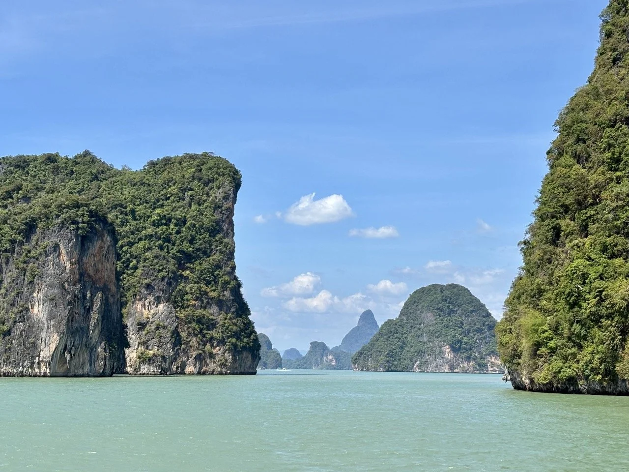Khao Phing Kan 考平甘島的巨大石灰岩峭壁與海岸風景，展現攀牙灣獨特的自然地貌與熱帶海島氛圍。