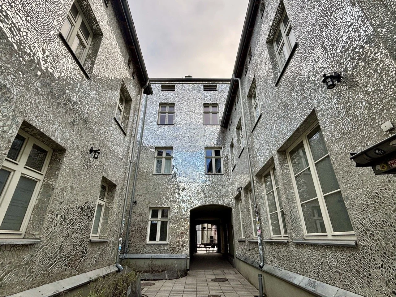 羅茲街頭藝術街區中的大型公共壁畫與城市建築，適合安排街頭藝術散步與攝影，是波蘭羅茲旅遊不可錯過的特色體驗。