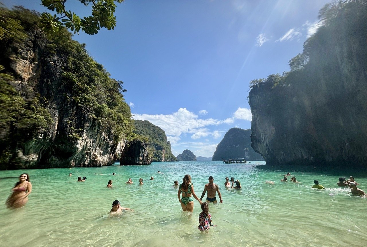老拉丁島是泰國喀比洪島群島一日遊中常見的海灘停留點，旅客可以欣賞沙灘與石灰岩景觀，並依現場規定及海況安排休息、拍照或游泳，是 Hong Islands day trip 與喀比跳島旅遊 的熱門行程內容。 Lao Lading Island is a beach stop on many Hong Islands day trips, offering limestone scenery and opportunities to relax.  複製檔名與 ALT Text