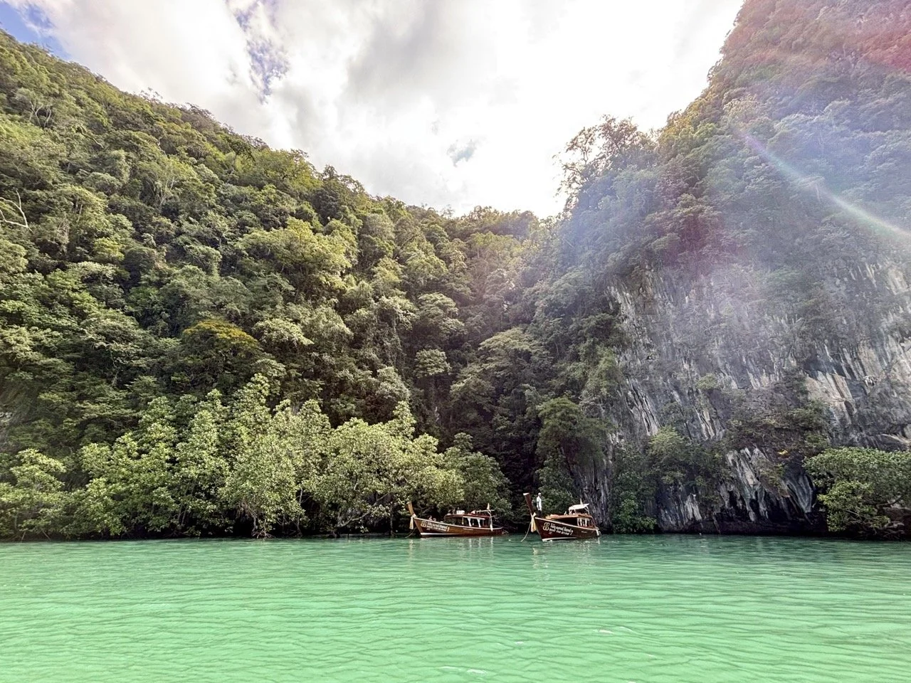 從洪島觀景台遠眺喀比周邊的石灰岩島嶼與湛藍海域，呈現泰國安達曼海壯闊的地形與自然景色，是 洪島全景攝影、喀比景觀推薦及 Hong Islands 旅遊指南 的代表性畫面。 The Hong Island viewpoint provides expansive views of limestone islands and blue waters in Krabi, Thailand.  複製檔名與 ALT Text