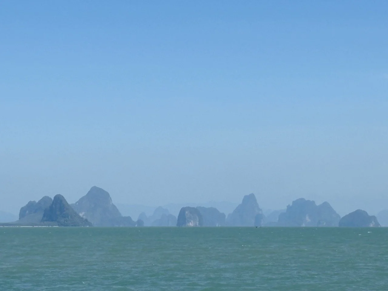 攀牙灣海上旅遊使用防水相機與防水袋保護攝影器材，適合海上獨木舟與詹姆士龐德島一日遊拍攝。