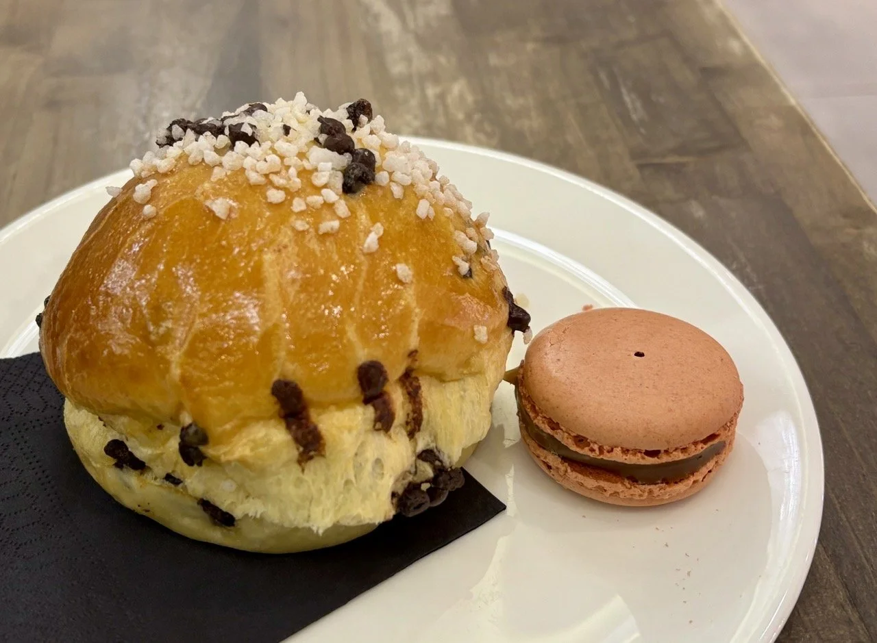 Bighorn Bistro & Bakery 的早午餐與手工麵包特寫，適合拍照打卡與行程補給；Bighorn Bistro & Bakery brunch and artisan bread close-up ideal for food photography and travel fuel.