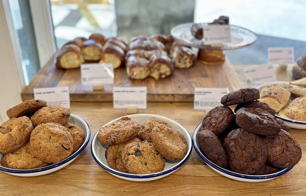 La Calèche Savoy 料理餐廳招牌起司鍋與 raclette 美食展示，體驗在地風味；La Calèche Savoyard restaurant showcasing signature fondue and raclette for local cuisine experience.