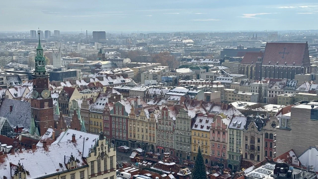 弗羅茨瓦夫老城區 Rynek 市集廣場周邊的彩色建築，展現波蘭傳統建築風格與市中心旅遊氛圍。