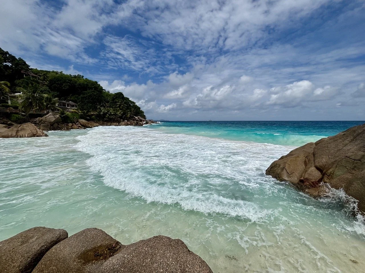 拉迪格島 Anse Source d’Argent 的清澈淺水潟湖，海水與花崗岩倒影呈現夢幻的塞席爾海景。