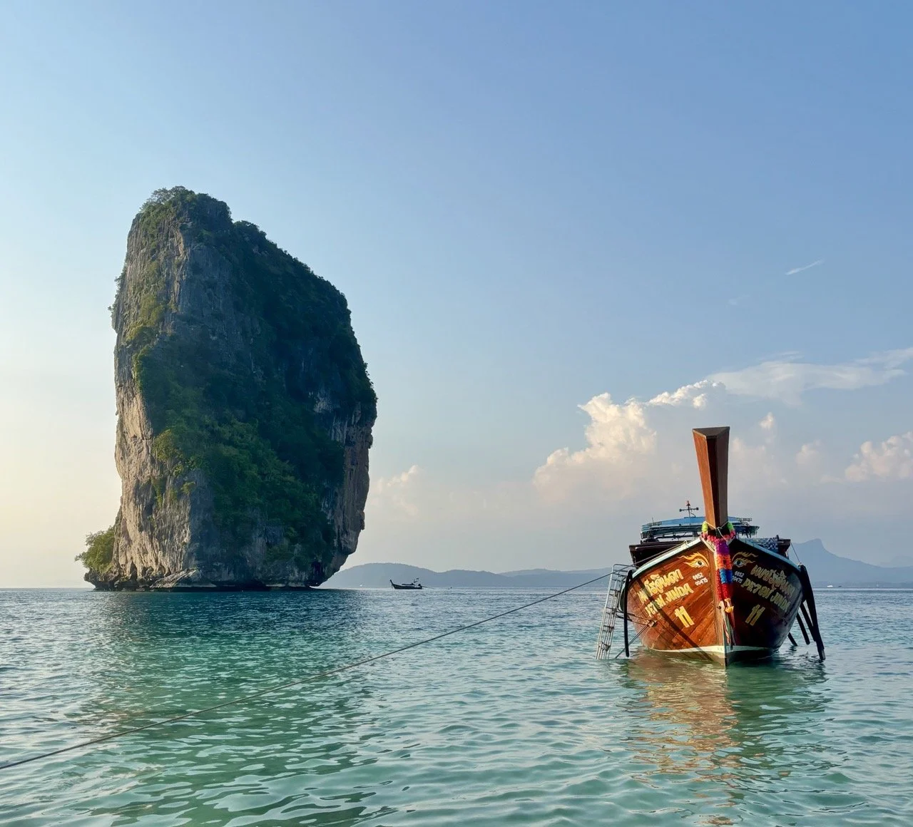 泰國甲米自由行攻略，探索 Krabi Thailand 的夢幻海灘、熱帶雨林、石灰岩山景與自然景點，完整規劃甲米旅遊行程。 Thailand Krabi travel guide featuring tropical beaches, lush rainforests, dramatic limestone cliffs, and natural attractions for planning a Krabi vacation.