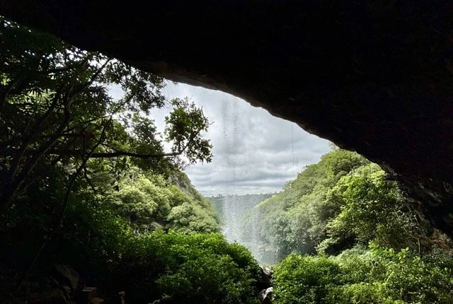 使用 ND 濾鏡拍攝的七瀑布長曝照片，平滑的流水與翠綠植被細節突顯了模里西斯瀑布攝影的魅力。 Long‑exposure image of Seven Waterfalls using an ND filter, smooth flowing water and lush green foliage highlighting Mauritius waterfall photography appeal.