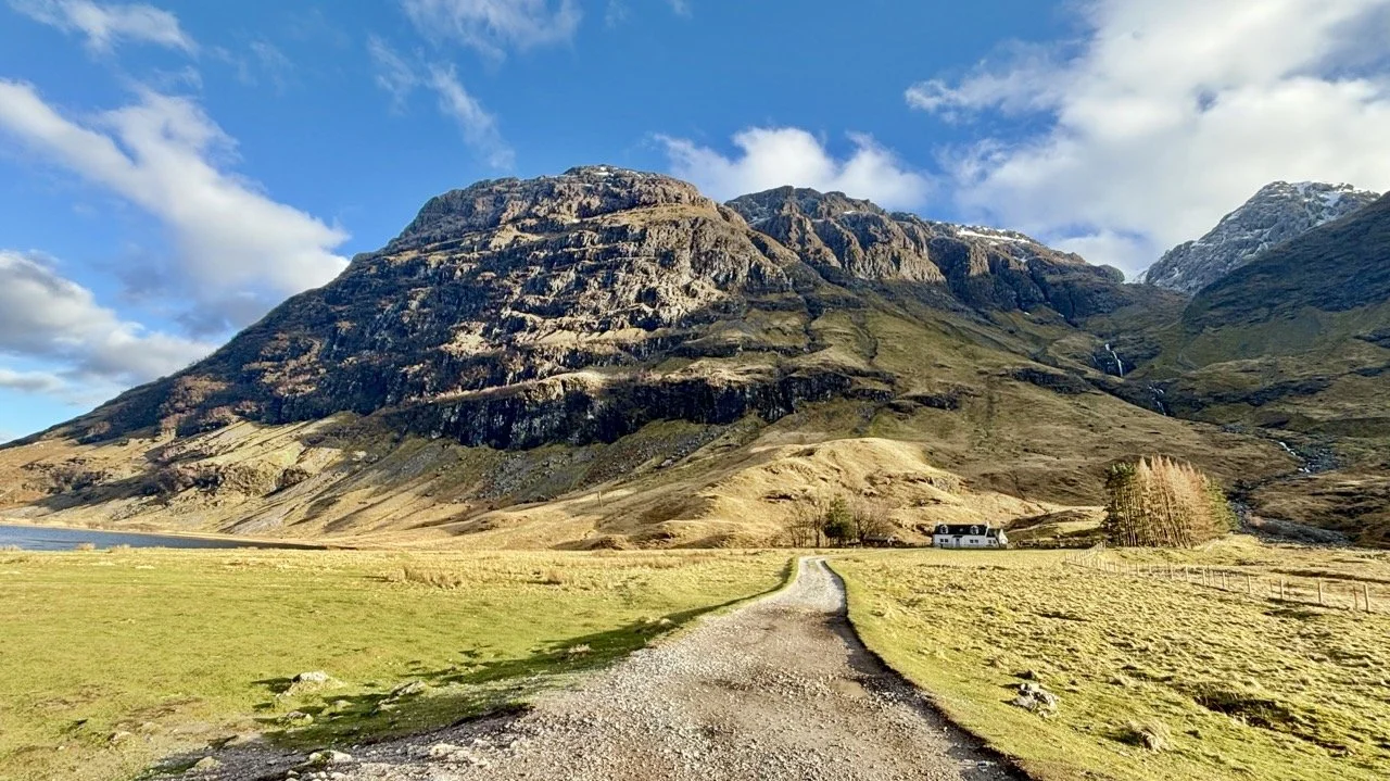 蘇格蘭奧湖 Loch Awe 的寧靜湖泊與周圍山景，湖面映照自然風光，呈現蘇格蘭高地湖泊旅遊的迷人景色，是蘇格蘭高地一日遊途中欣賞自然美景的推薦地點。Loch Awe in Scotland features peaceful lake scenery surrounded by mountains, making it a beautiful stop on a Scottish Highlands day trip.