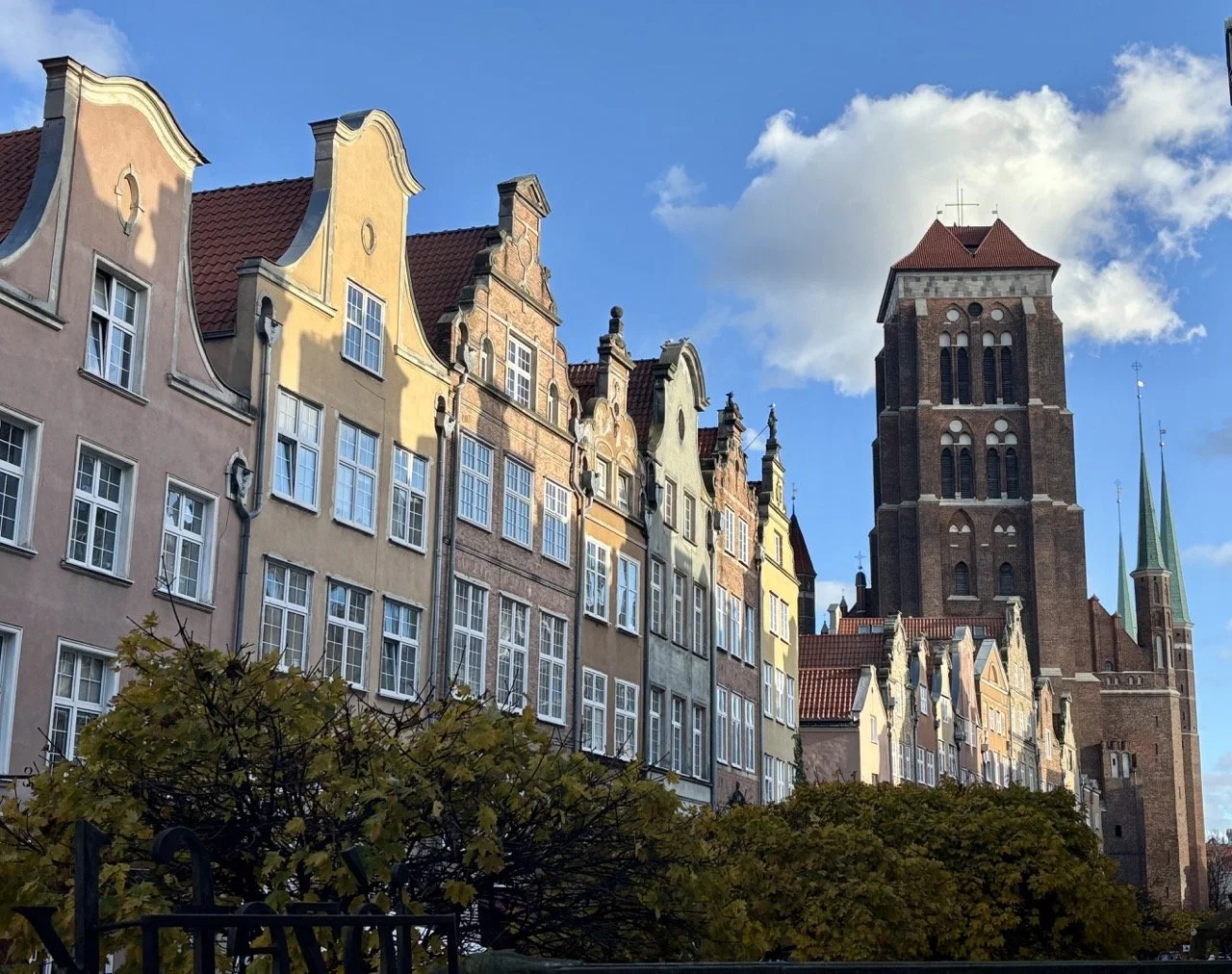 波蘭格但斯克聖母瑪利亞教堂（St. Mary’s Basilica）外觀，這座宏偉的磚造教堂是歐洲重要宗教建築，也是格但斯克老城的代表地標。