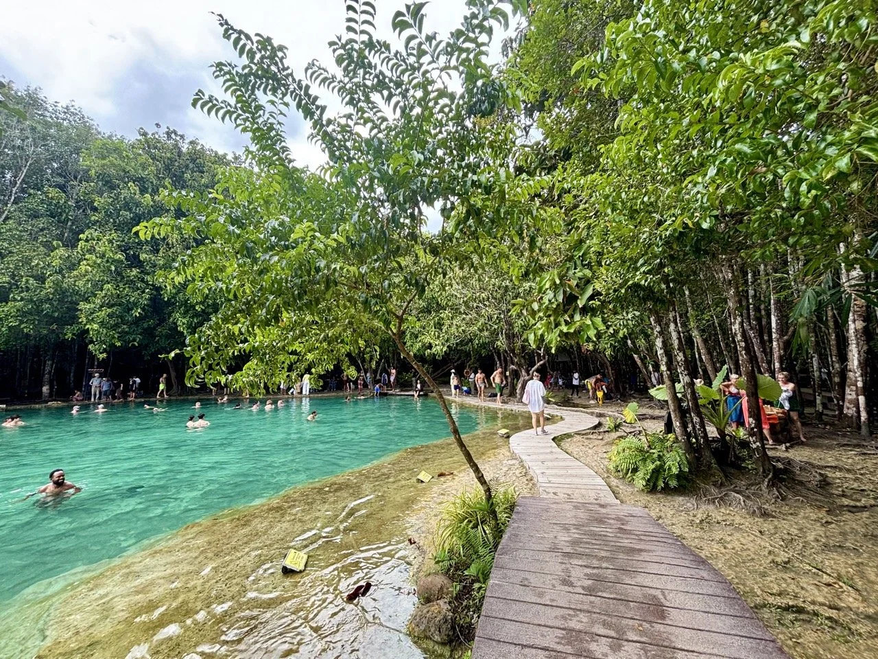 泰國甲米藍色潟湖 Blue Lagoon，呈現熱帶森林環繞的藍綠色天然水域，是探索 Krabi 雨林景觀時值得了解的景點。 Blue Lagoon in Krabi Thailand, a blue-green natural water feature surrounded by tropical forest and rainforest scenery.