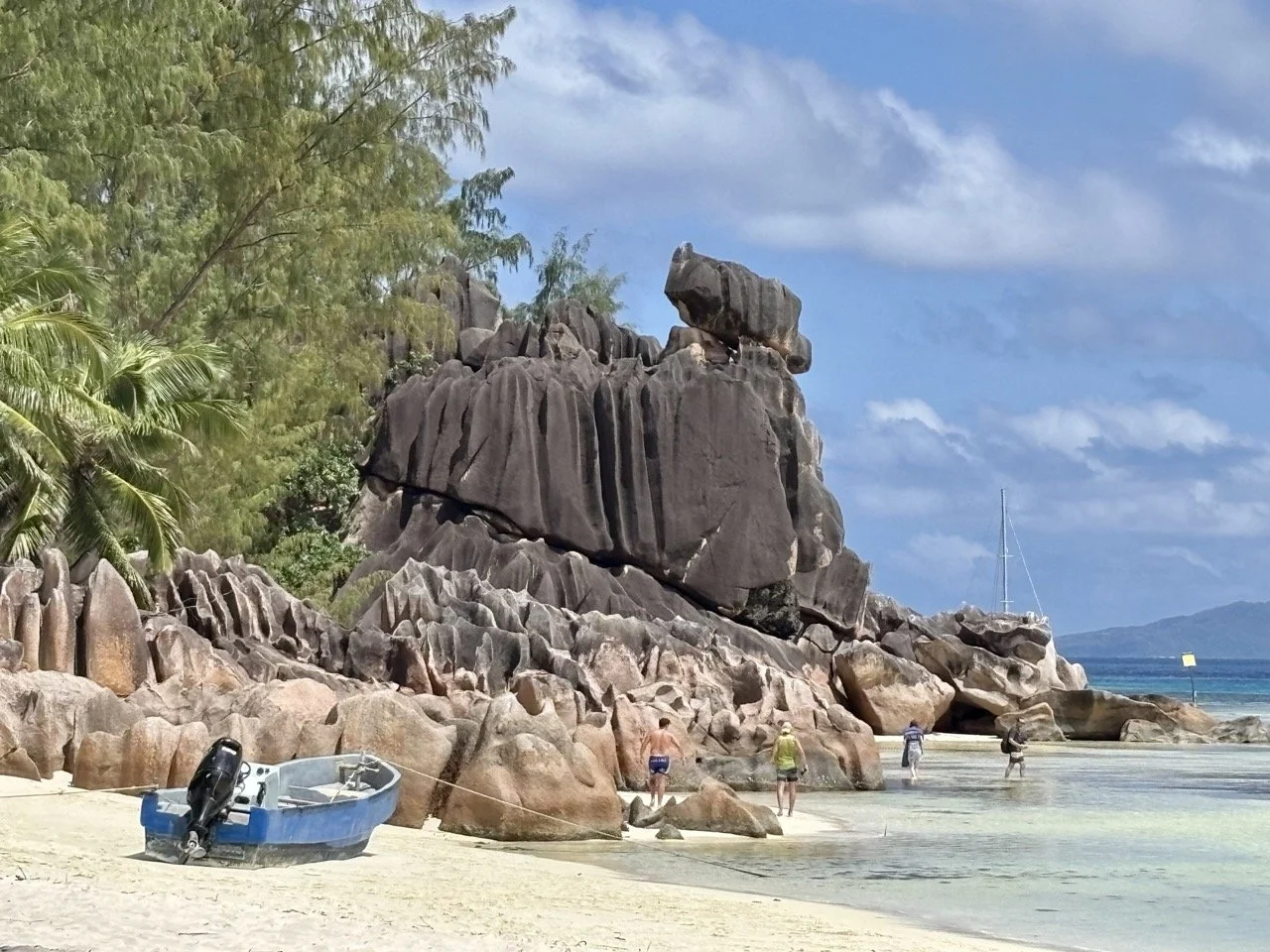 普拉蘭島附近聖皮埃爾島浮潛活動，透明海水讓旅客有機會觀察豐富的熱帶海洋生物。