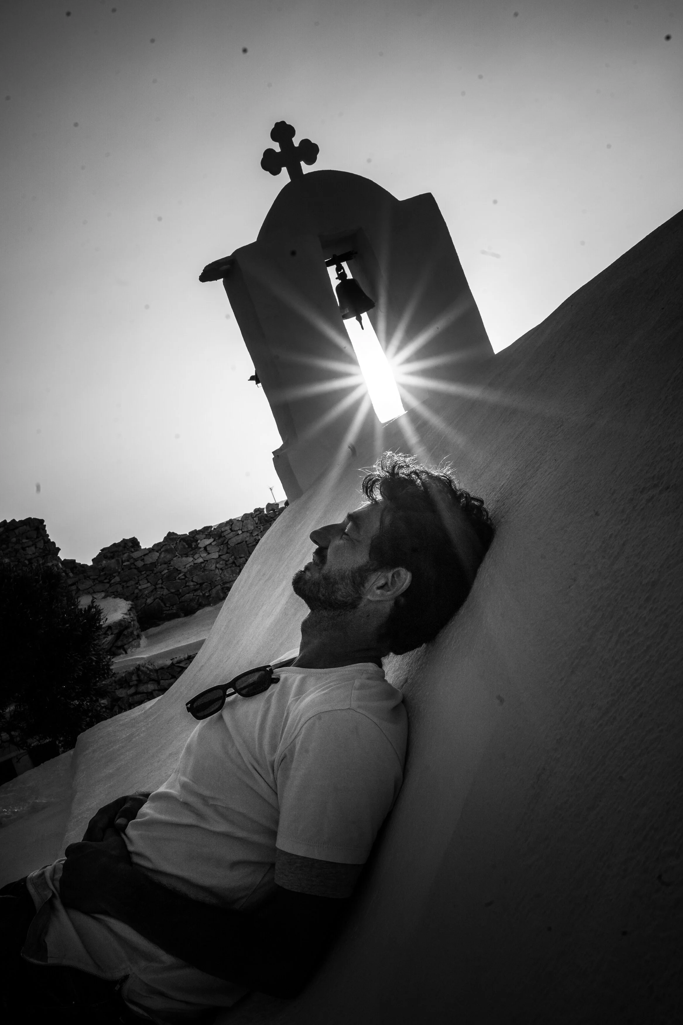 伊奧斯島的 Koumbara 海灘日落絕美，是打卡與攝影的最佳旅遊景點。／Sunset at Koumbara Beach in Ios is breathtaking, a top travel spot for photos and romance.