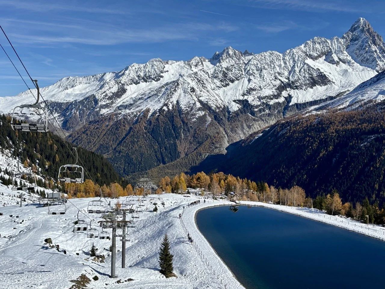 Mer de Glace 冰海與 Montenvers 齒軌鐵道近拍，冰川紋理與冰洞景觀，適合冰川攝影；Mer de Glace glacier and Montenvers cog railway close-up showing glacier textures and ice cave.