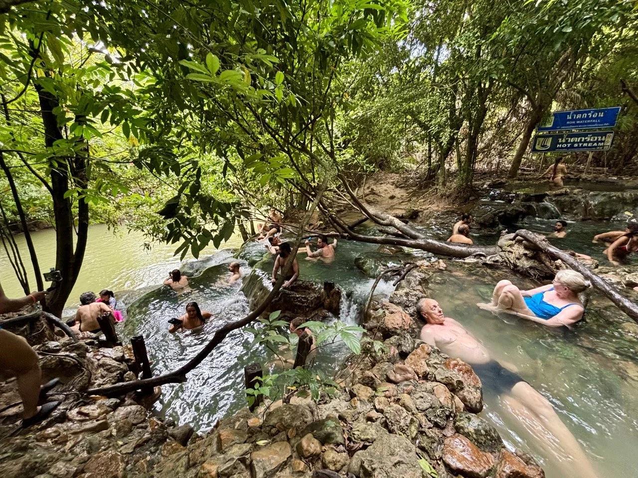 泰國甲米 Blue Lagoon 熱帶雨林景色，茂密樹木圍繞天然水域，展現 Krabi Thailand 不只有海灘的自然魅力。 Tropical rainforest around Blue Lagoon in Krabi, showing the natural side of Krabi Thailand beyond its beaches.