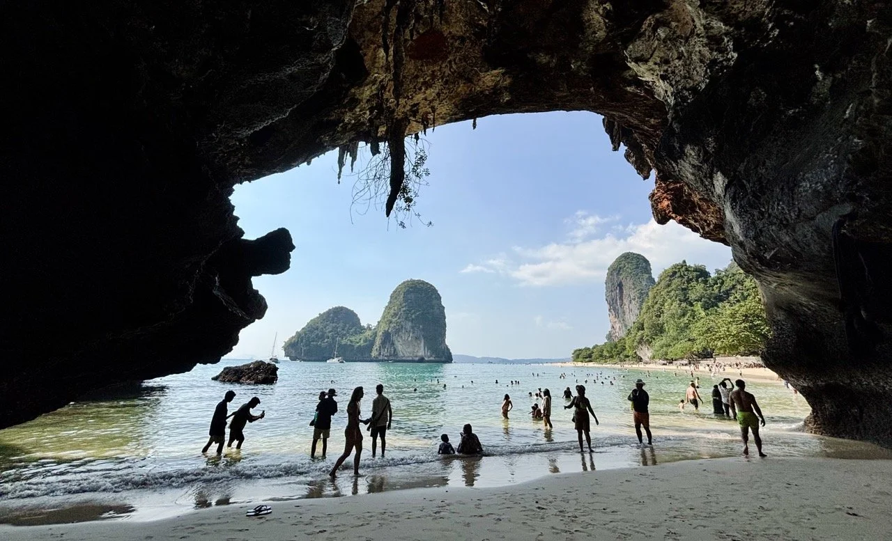 泰國甲米 Krabi Thailand 壯麗自然景觀，欣賞熱帶植被、石灰岩山脈與清澈海水，感受泰國南部海岸的度假魅力。 Scenic Krabi Thailand landscape with tropical greenery, limestone mountains, and clear coastal waters along southern Thailand.