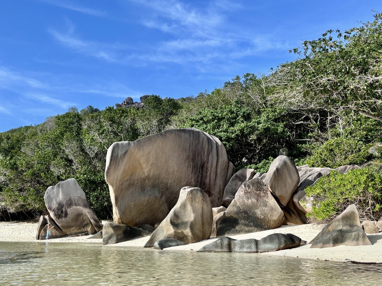 Petite Anse Beach 的花崗岩海岸與白色浪花，展現拉迪格島較為野性的海灘景觀。