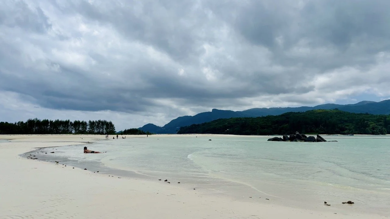 Round Island 周邊的透明海水與熱帶沙洲，適合在海況與潮汐允許時安排游泳、拍照與浮潛活動。
