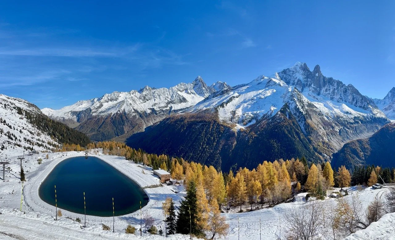 夏蒙尼 Aiguille du Midi 觀景台俯瞰白朗峰與冰川全景，清晨光線下的高山壯闊景致；Chamonix Aiguille du Midi viewpoint overlooking Mont Blanc and glaciers at sunrise.
