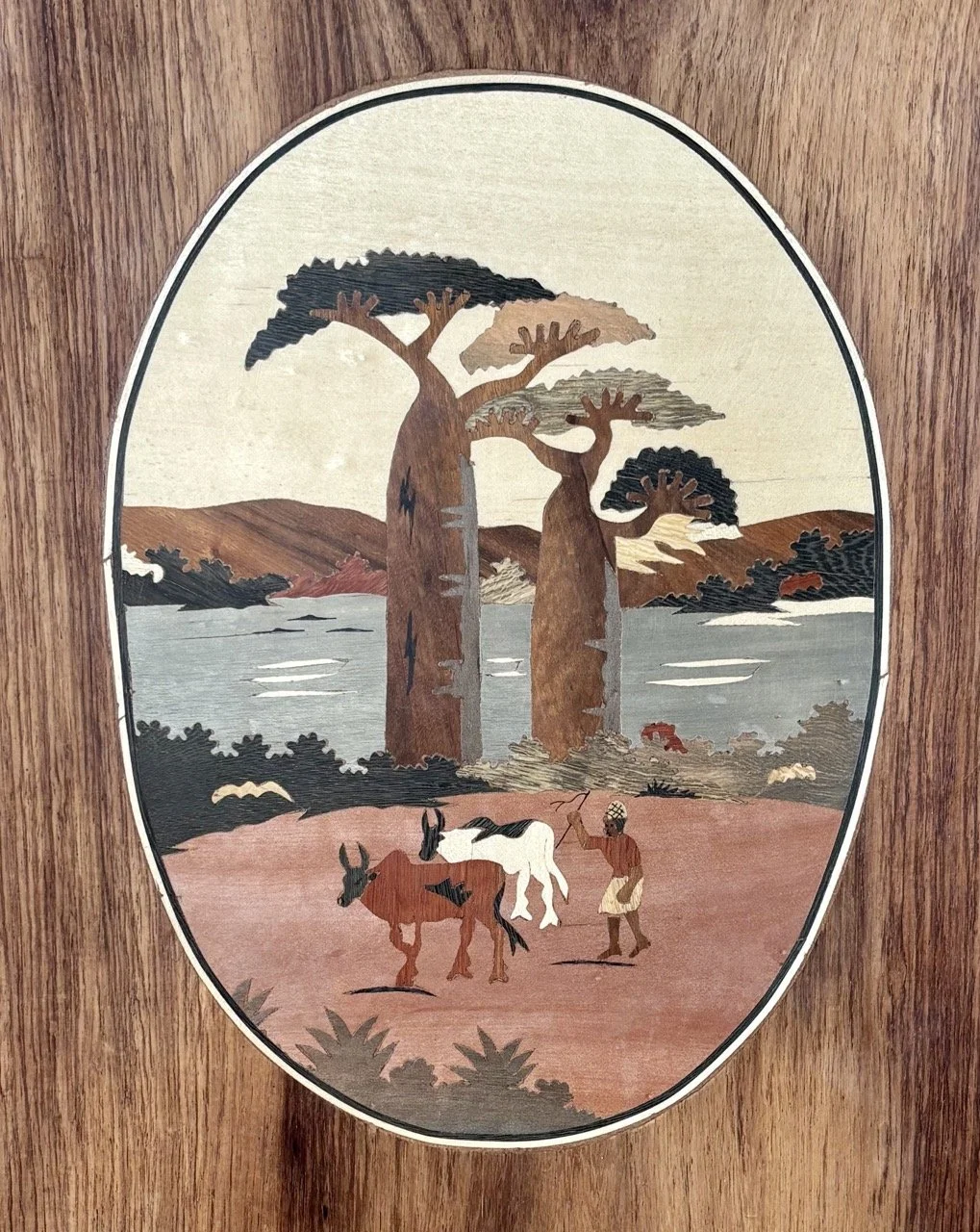 木雕匠人作品與雕刻細節，支持在地手工藝與文化保育；Local artisan woodcarving and detail — support crafts and cultural conservation in Ranomafana.