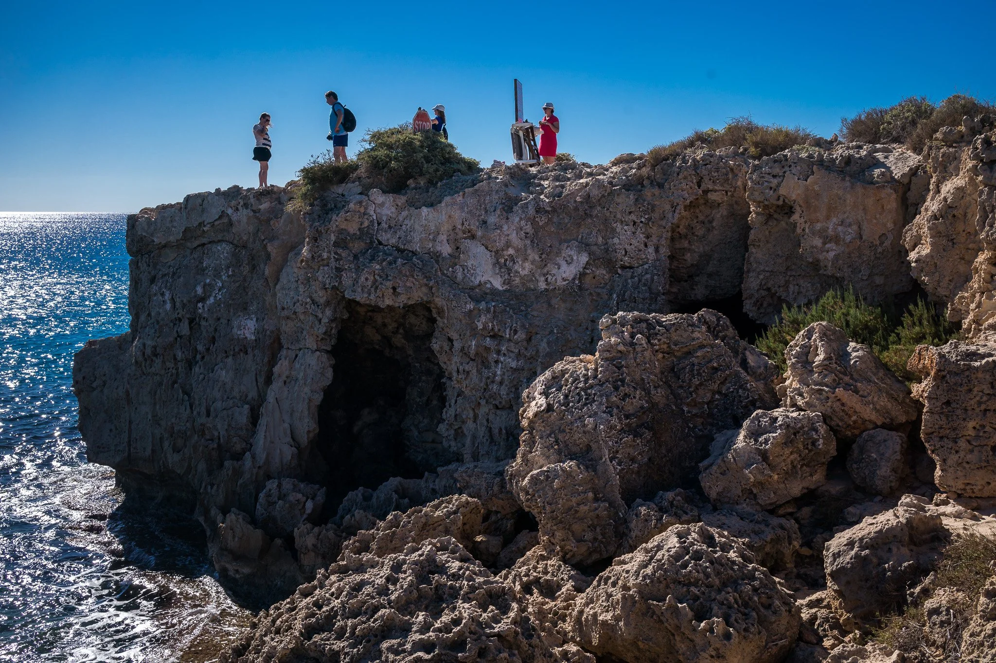 Cape Greco 懸崖日落剪影，金色光線映照岩面與海面，適合長曝與全景接片。
