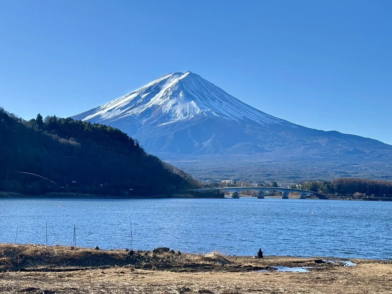 箱根湯本站與進站列車，這裡是從東京前往箱根旅遊的重要交通樞紐，也是箱根溫泉之旅的常見起點。