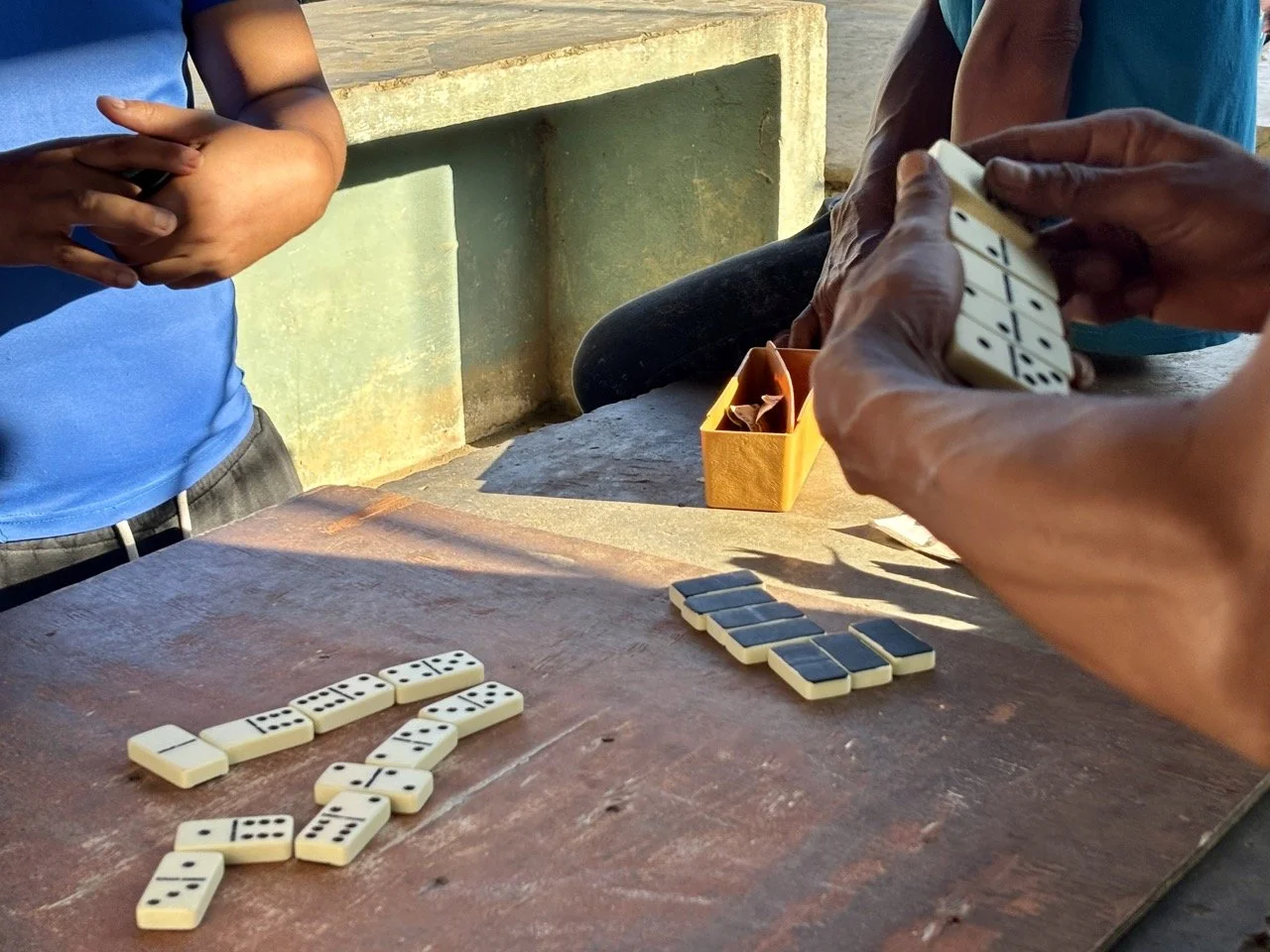 與當地導遊討論拍攝計畫與動物習性，如何利用在地知識提高成功率；Discussing plan with local guide — leveraging local knowledge for better shots.