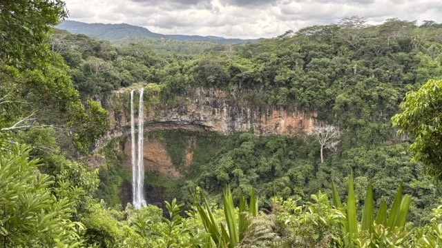 Chamarel 瀑布長曝作品，絲綢般水流與周圍熱帶雨林構成強烈對比，提供瀑布慢速快門與三腳架拍攝技巧示範，適合模里西斯瀑布攝影與旅遊行程推薦