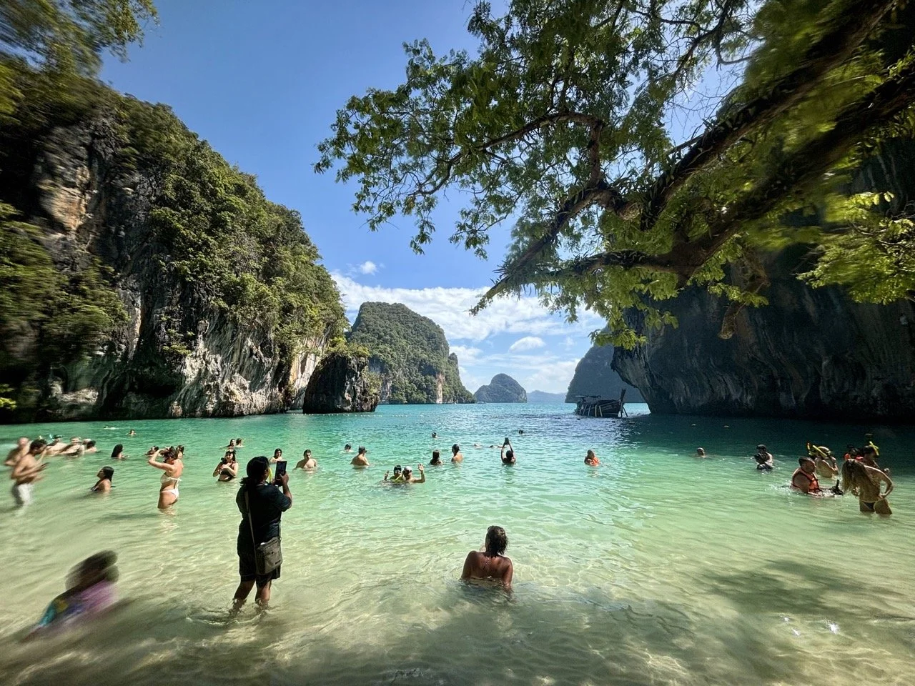 洪島潟湖被高聳的石灰岩峭壁環繞，呈現彷彿隱藏在島嶼中央的天然房間景觀，展現泰國喀比 Hong Lagoon、石灰岩海島地形與安達曼海自然風光 的獨特魅力。 Hong Lagoon is enclosed by towering limestone cliffs, creating a distinctive natural landscape in Krabi's Andaman Sea.  複製檔名與 ALT Text