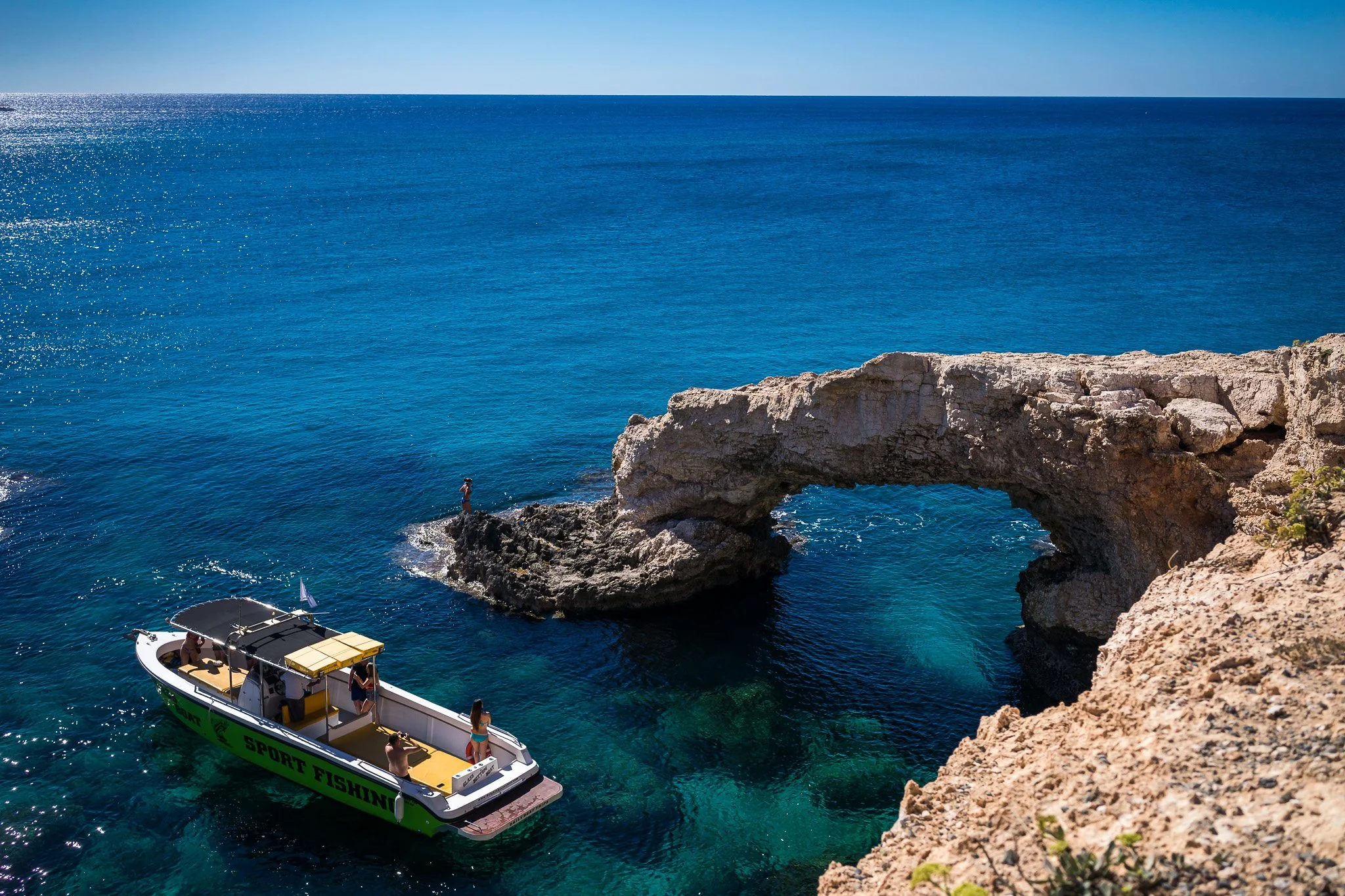 懸崖步道遠近透視於 Cape Greco，引導線構圖與景深運用教學圖。