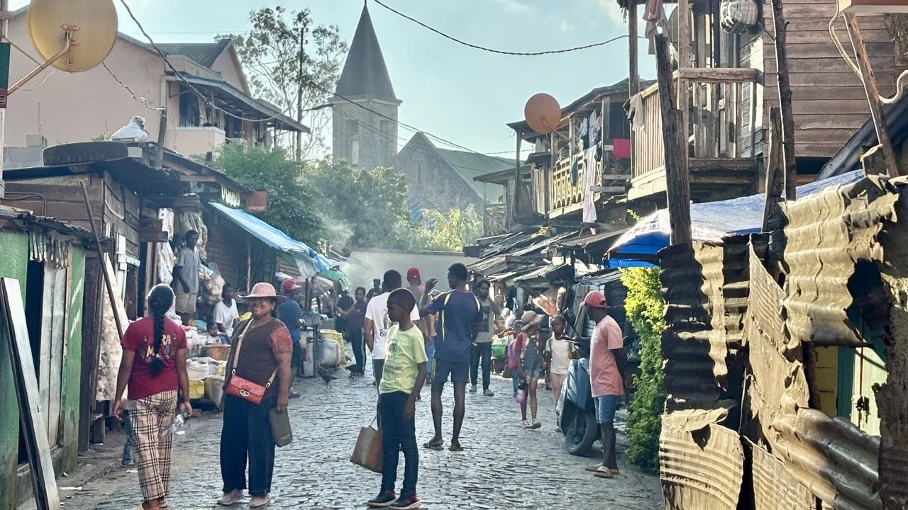 鏡頭保護與清潔流程示意：防潮袋、擦拭與備用設備保養；Lens care and drying bag routine — protection, cleaning and spare gear maintenance.