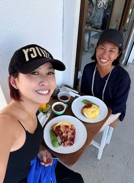 Kind Coffee 咖啡館內景與早午餐特寫，手沖咖啡與自製酸種麵包（sourdough toast）近拍，展現模里西斯 Port Louis 文青咖啡文化與熱門 Brunch 場所，適合搜尋「Kind Coffee」、「Port Louis brunch」、「酸種麵包」。