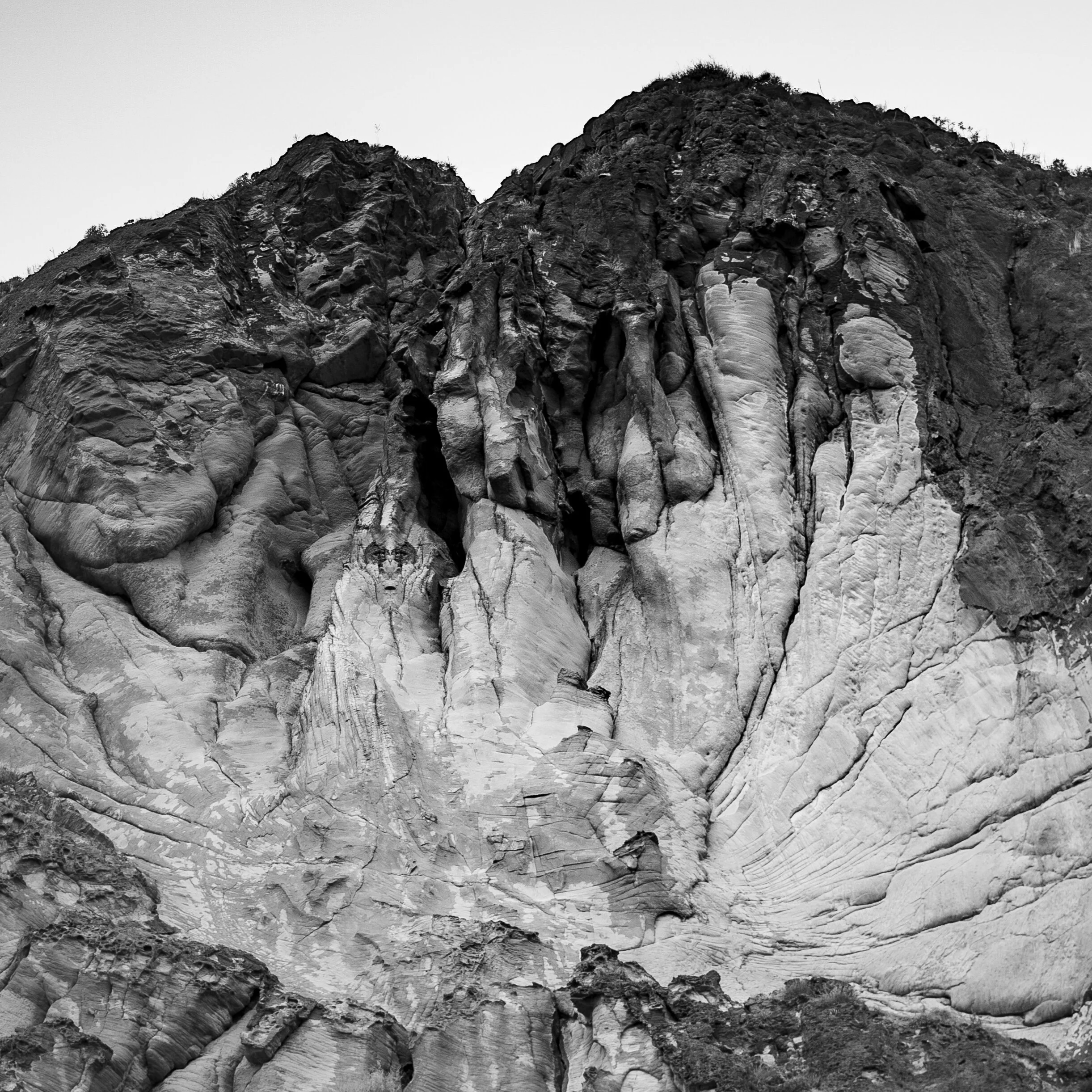 探索錫拉夏島，推薦的希臘秘境景點，擁有最佳海灘與傳統村落，是愛琴海最具魅力的小島。
Explore Therasia, a hidden gem of Greece with the best beaches and traditional villages, one of the most charming islands in the Aegean.