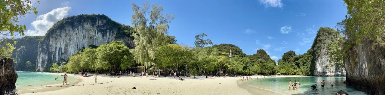 探索泰國南部喀比洪島群島的熱帶海島風景，欣賞綠色島嶼、天然沙灘、石灰岩山壁與清澈海洋，適合正在尋找 泰國自由行海島推薦、喀比必去景點與 Hong Islands 旅遊攻略 的旅客。 Tropical scenery in the Hong Islands of Krabi, Thailand, includes lush islands, sandy beaches, limestone cliffs and clear ocean water.  複製檔名與 ALT Text