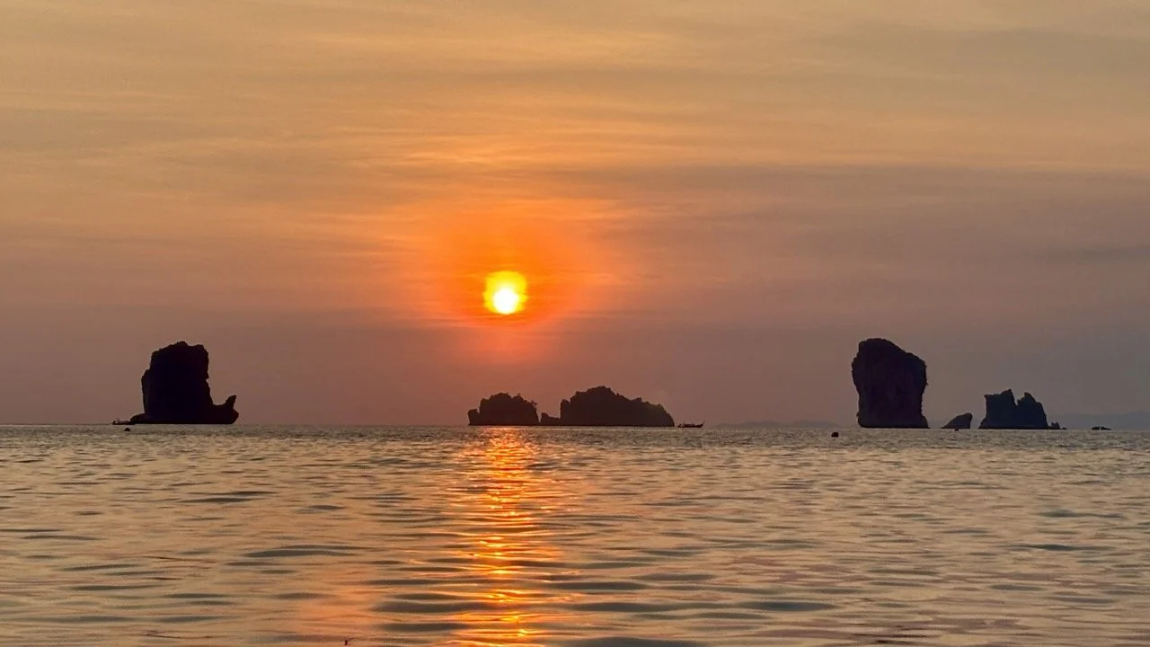 泰國甲米奧南海灘 Ao Nang Beach，欣賞安達曼海沿岸的沙灘、長尾船與石灰岩山景，是 Krabi Thailand 自由行熱門景點。 Ao Nang Beach in Krabi Thailand, featuring sandy shoreline, traditional longtail boats, and limestone scenery along the Andaman Sea.