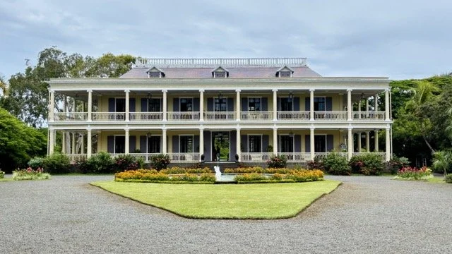 莊園內朗姆酒品鑑活動，遊客試飲並了解模里西斯朗姆酒文化的攝影記錄。Rum tasting session at Château de Labourdonnais with visitors sampling and learning about Mauritius rum culture.