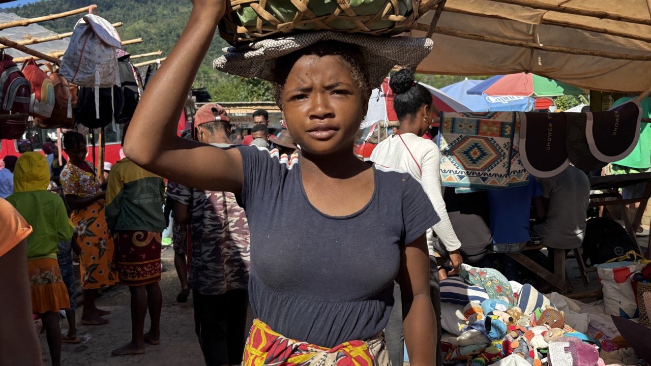 路邊鐵匠作坊工匠肖像，工藝紀實與地域經濟故事；Blacksmith shop portrait — craft documentary and local economy story in Ranomafana region.