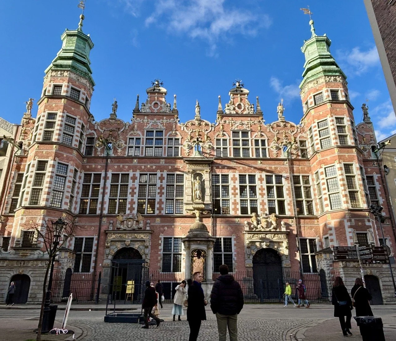 格但斯克聖布里吉特大教堂（Basilica of St. Bridget）內部的琥珀祭壇，展示 Gdańsk 著名的琥珀藝術與宗教文化。