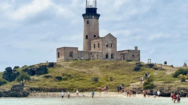 富凱島燈塔（lighthouse）近距離攝影點，黃昏光線下的燈塔剪影與海岸線構成絕美畫面，適合 lighthouse photo stop 描述。