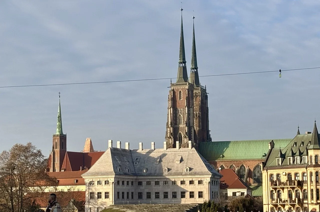 夜晚燈光下的弗羅茨瓦夫老城街道與市集廣場，適合介紹 Wrocław 夜景、城市散步與波蘭旅遊體驗。