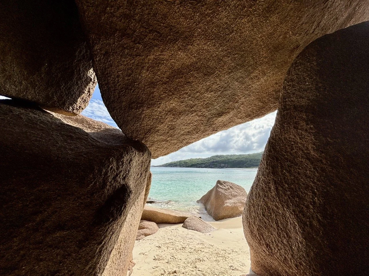 塞席爾拉迪格島碼頭與渡輪，旅客可從馬埃島或普拉蘭島搭船前往 La Digue 展開跳島旅行。